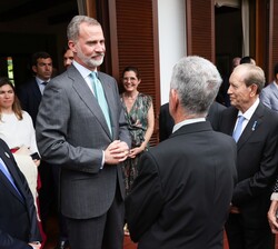 Su Majestad el Rey durante el encuentro que mantuvo con representantes de la colectividad española